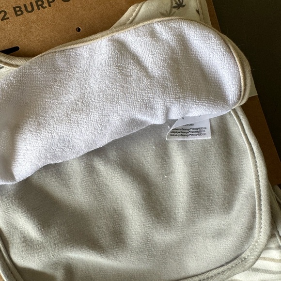 NWT Bib & Burp Cloth 4 Piece Set - Picture 5 of 6